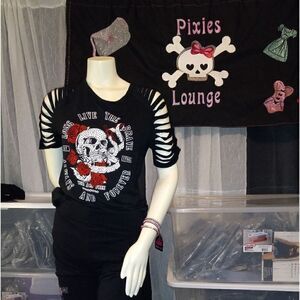 Liberty Wear Brave Skull Slashed Top NWT